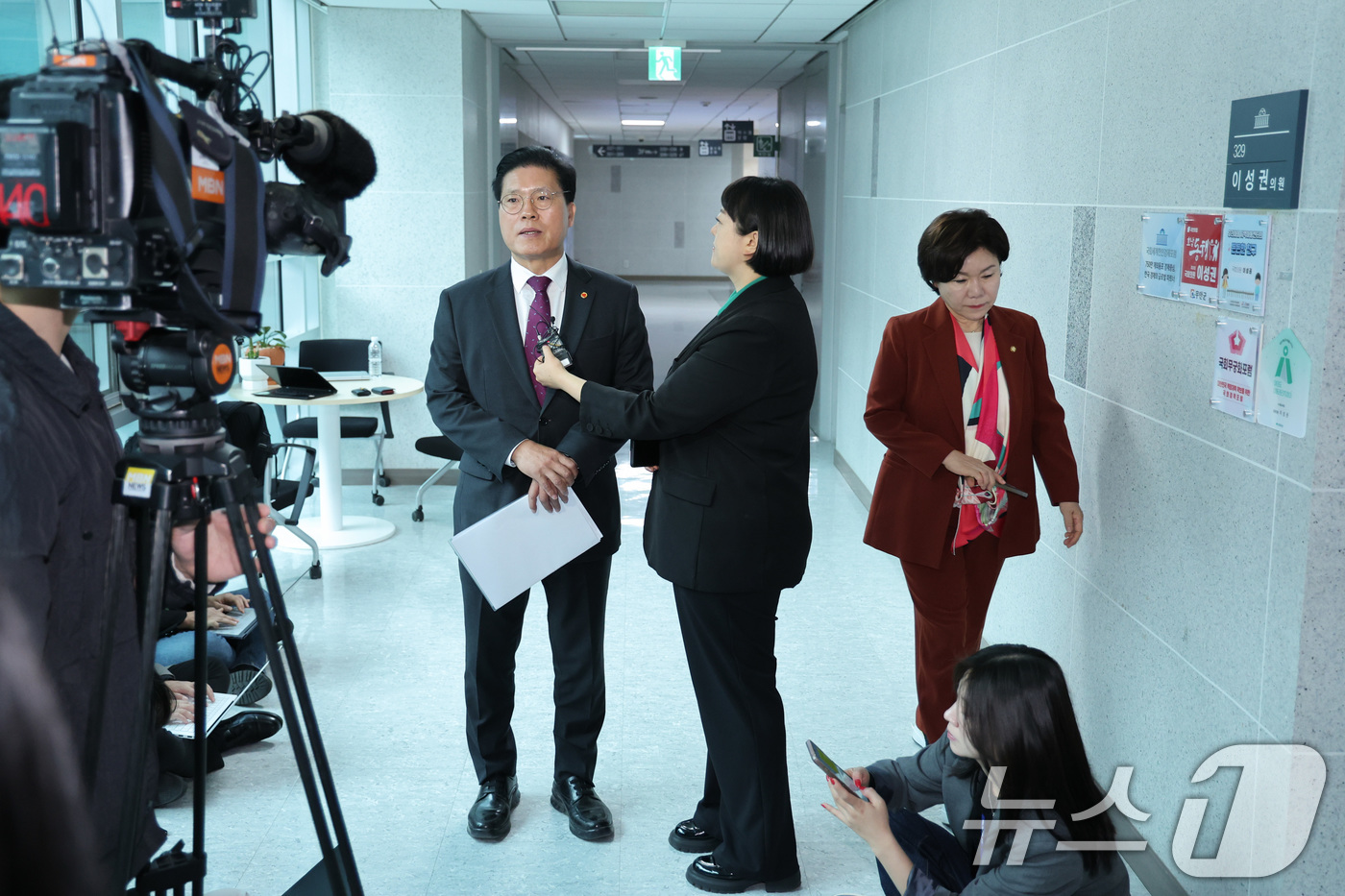 (서울=뉴스1) 신웅수 기자 = 송석준 국민의힘 의원이 28일 서울 여의도 국회 의원회관에서 열린 당내 개혁·소장파 의원 모임인 '대안과 미래' 조찬 회동에 참석하며 취재진의 질의 …