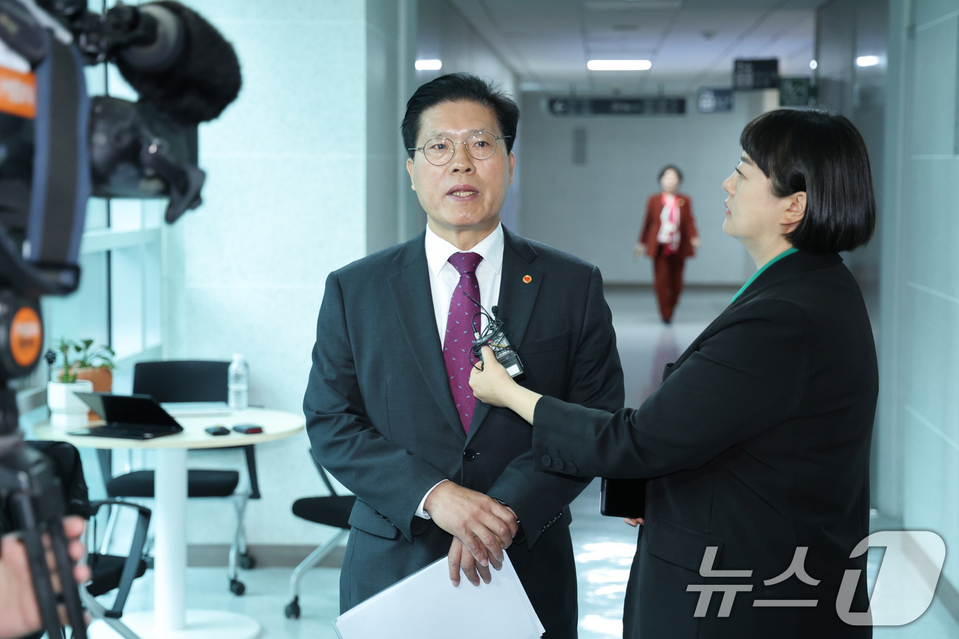 (서울=뉴스1) 신웅수 기자 = 송석준 국민의힘 의원이 28일 서울 여의도 국회 의원회관에서 열린 당내 개혁·소장파 의원 모임인 '대안과미래' 조찬 회동에 참석하며 취재진의 질의에 …