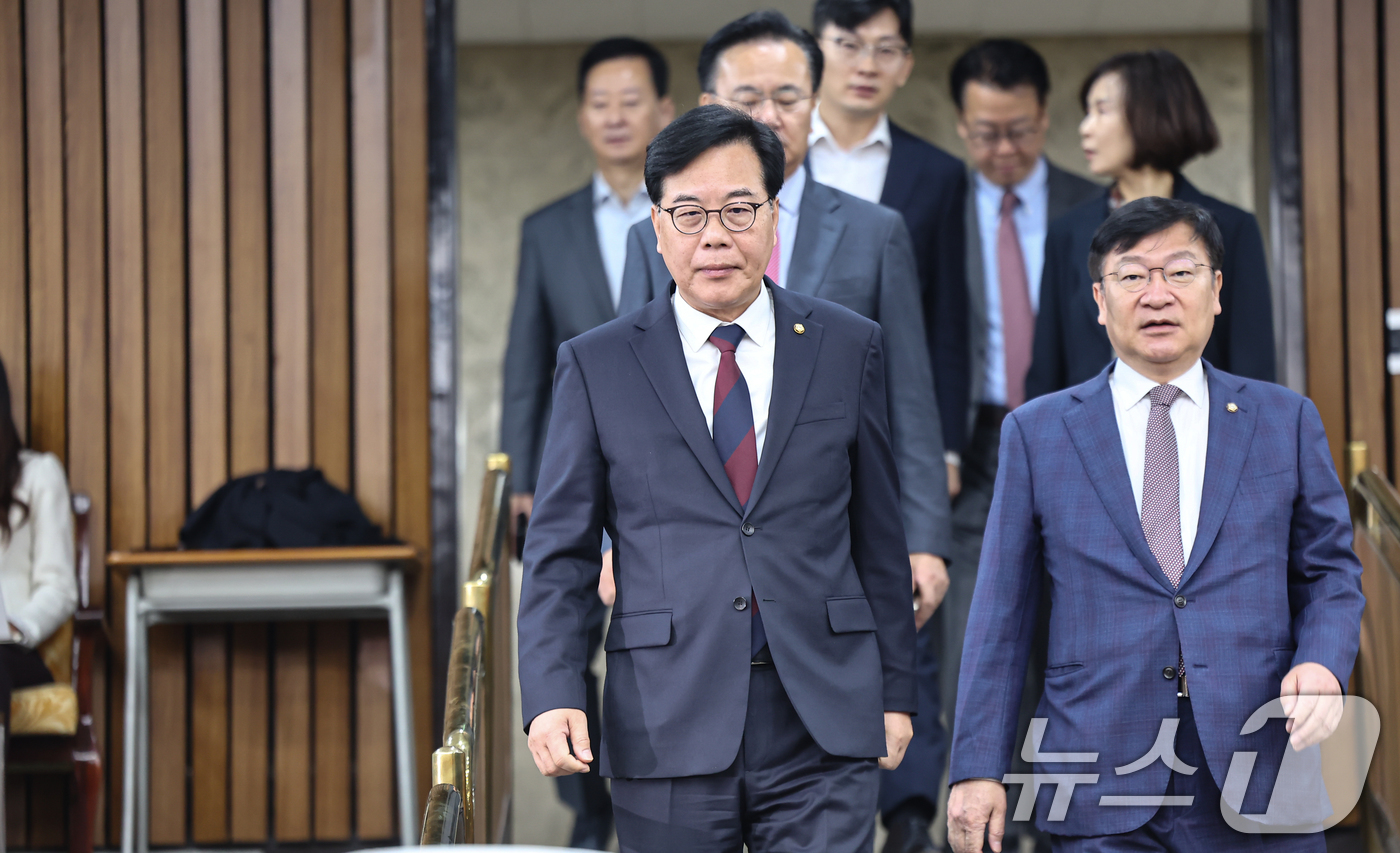 (서울=뉴스1) 김도우 기자 = 송언석 국민의힘 원내대표가 28일 서울 여의도 국회에서 열린 원내대책회의에 참석하고 있다. 2026.4.28/뉴스1