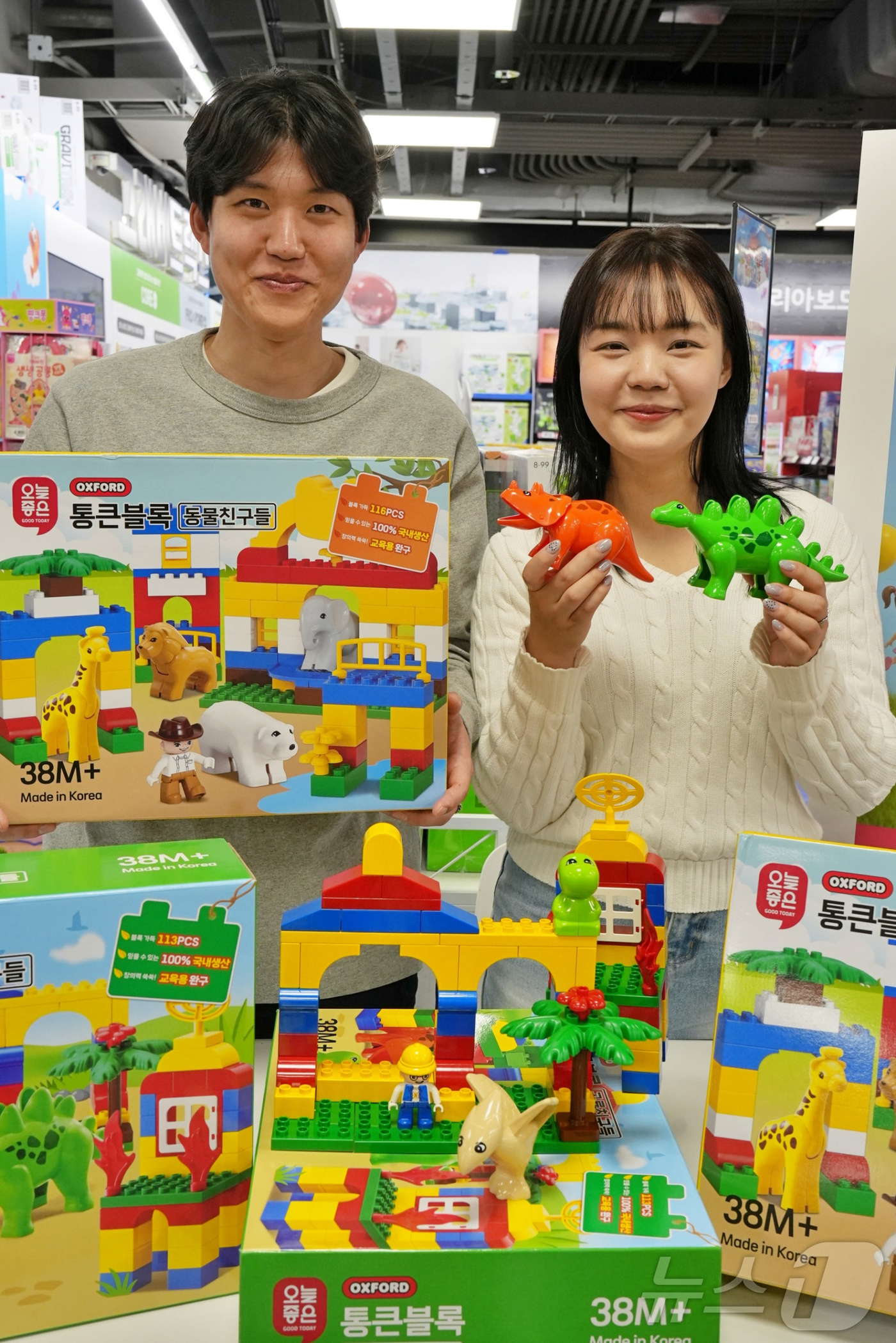 (서울=뉴스1) = 롯데마트 토이저러스는 오는 29일 자체브랜드 '오늘좋은 통큰블록'을 롯데마트와 토이저러스 매장에서 3만 2900원에 출시한다고 28일 밝혔다. 사진은 서울 송파 …