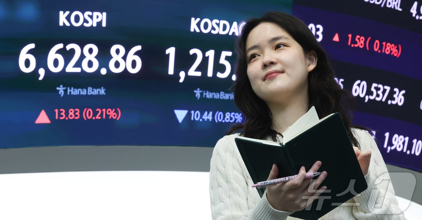 본문 이미지 - 코스피가 상승 출발하며 장중 최고치를 다시 경신한 28일 서울 하나은행 본점 딜링룸 전광판에 코스피와 코스닥 지수 등이 표시돼 있다. 2026.4.28 ⓒ 뉴스1 이종수 인턴기자