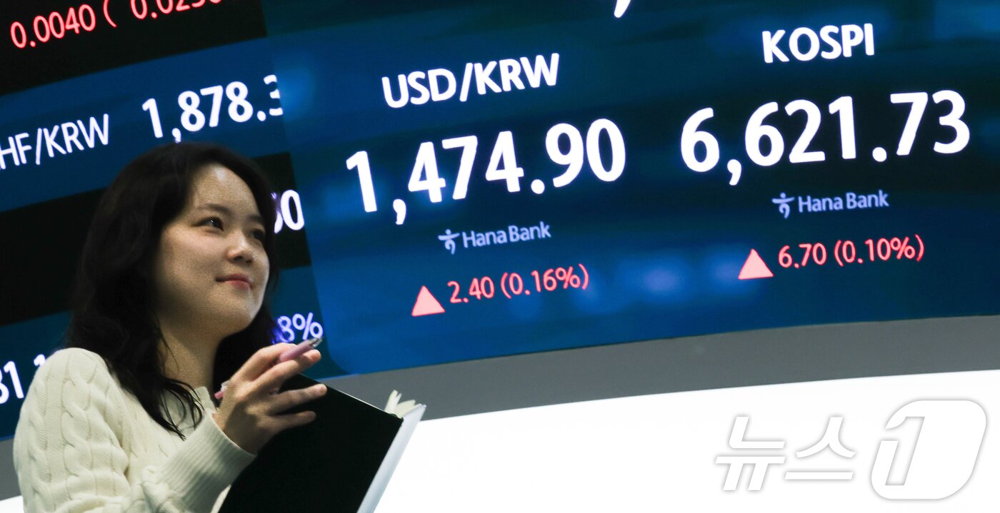 본문 이미지 - 코스피가 상승 출발하며 장중 최고치를 다시 경신한 28일 서울 하나은행 본점 딜링룸 전광판에 코스피와 원달러 환율이 표시돼 있다. 2026.4.28 ⓒ 뉴스1 이종수 인턴기자