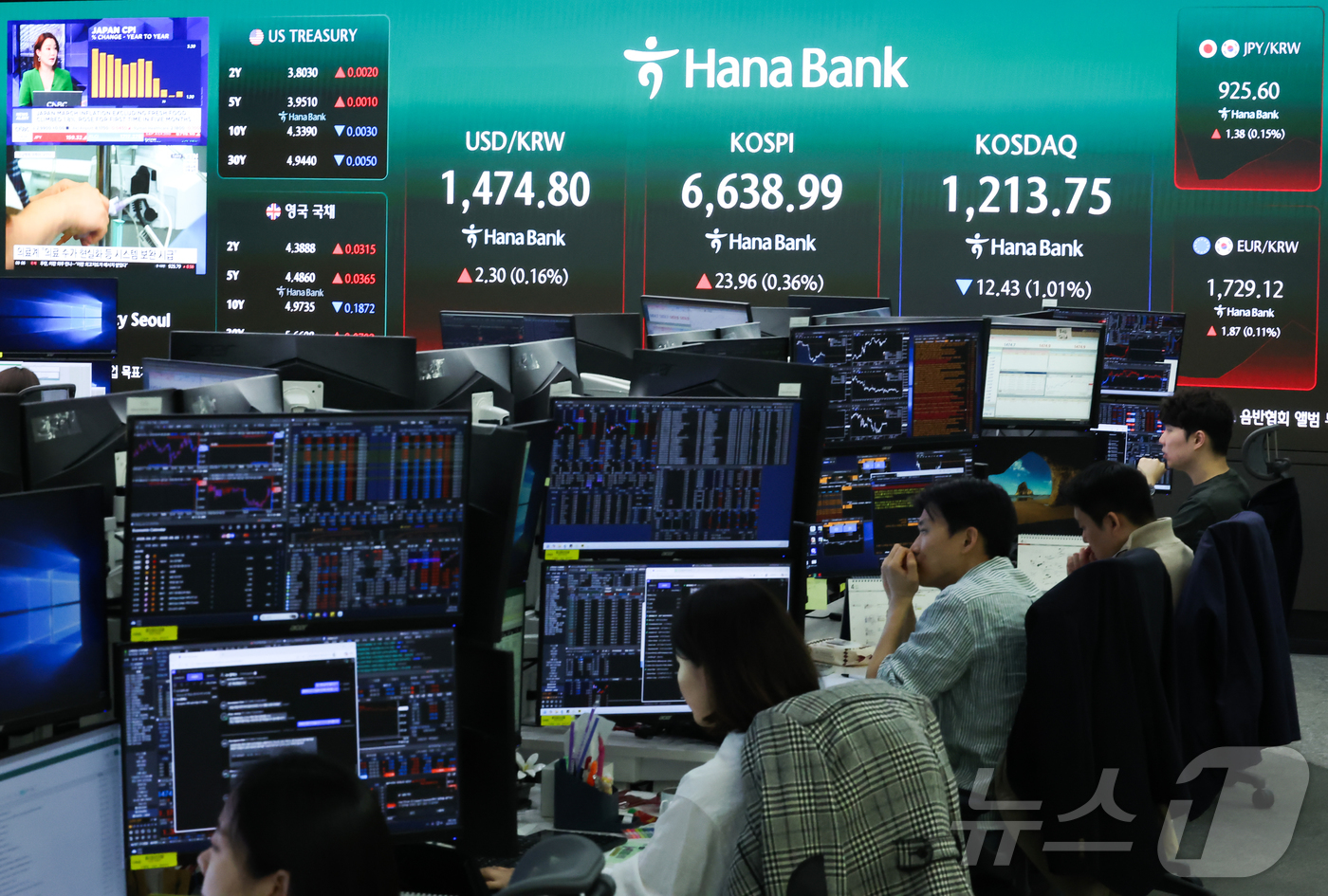 (서울=뉴스1) 이종수 인턴기자 = 코스피가 상승 출발하며 장중 최고치를 다시 경신한 28일 서울 하나은행 본점 딜링룸 전광판에 코스피와 코스닥 지수 등이 표시돼 있다. 2026. …