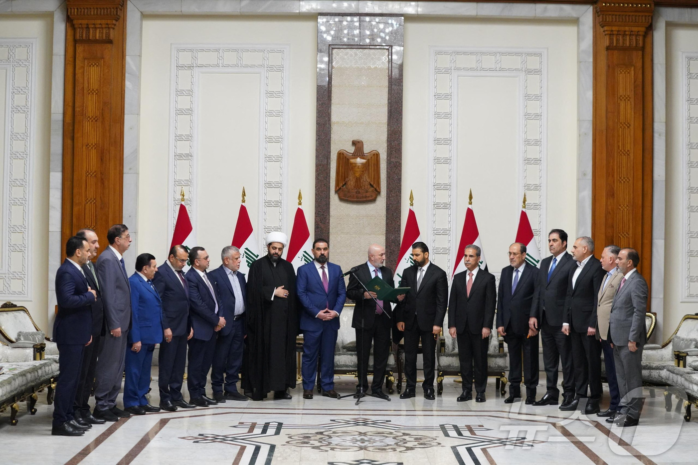 (바그다드 로이터=뉴스1) 장용석 기자 = 니자르 아메디 이라크 대통령(왼쪽에서 열 번째)과 총리 후보 알리 알자이디(아메디 대통령 오른쪽)가 27일(현지시간) 이라크 바그다드에서 …