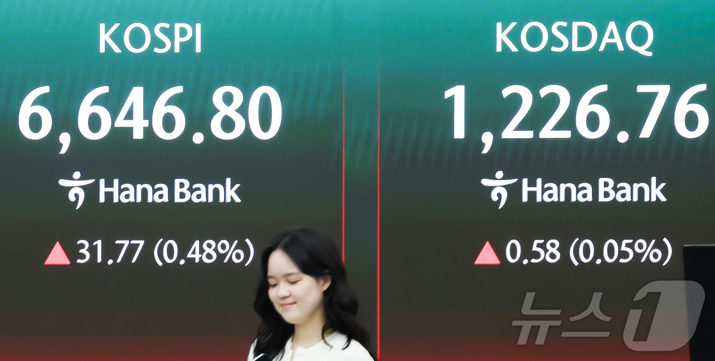 (서울=뉴스1) 이종수 인턴기자 = 코스피가 상승 출발하며 장중 최고치를 다시 경신한 28일 서울 하나은행 본점 딜링룸 전광판에 코스피와 코스닥 지수 등이 표시돼 있다. 2026. …