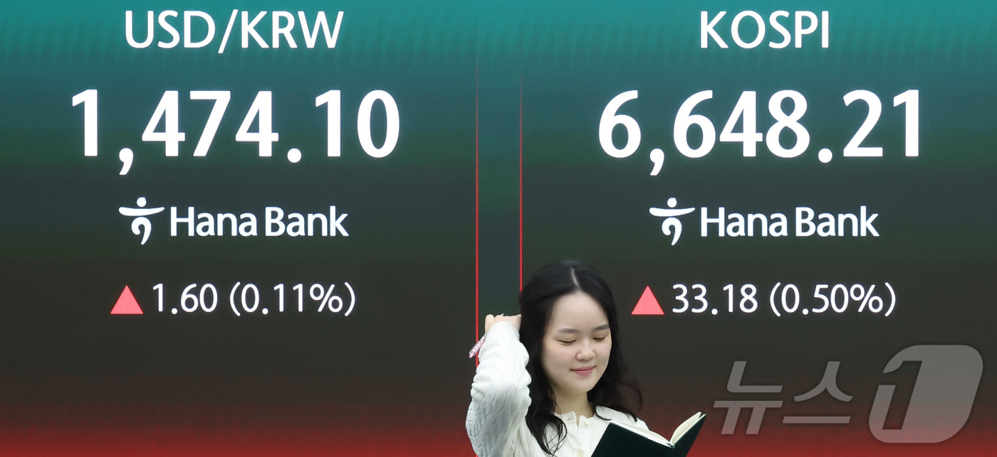 (서울=뉴스1) 이종수 인턴기자 = 코스피가 상승세를 이어가고 있는 28일 서울 중구 하나은행 본점 딜링룸에서 전광판에 증시와 환율 등이 표시되고 있다.이날 코스피는 전 거래일 대 …