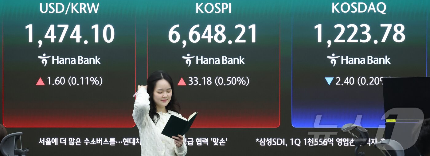 본문 이미지 - 코스피가 상승세를 이어가고 있는 28일 서울 중구 하나은행 본점 딜링룸에서 전광판에 증시와 환율 등이 표시되고 있다. 이날 코스피는 전 거래일 대배 0.48% 오른 6646.80으로 장을 시작했다. 2026.4.28 ⓒ 뉴스1 이종수 인턴기자