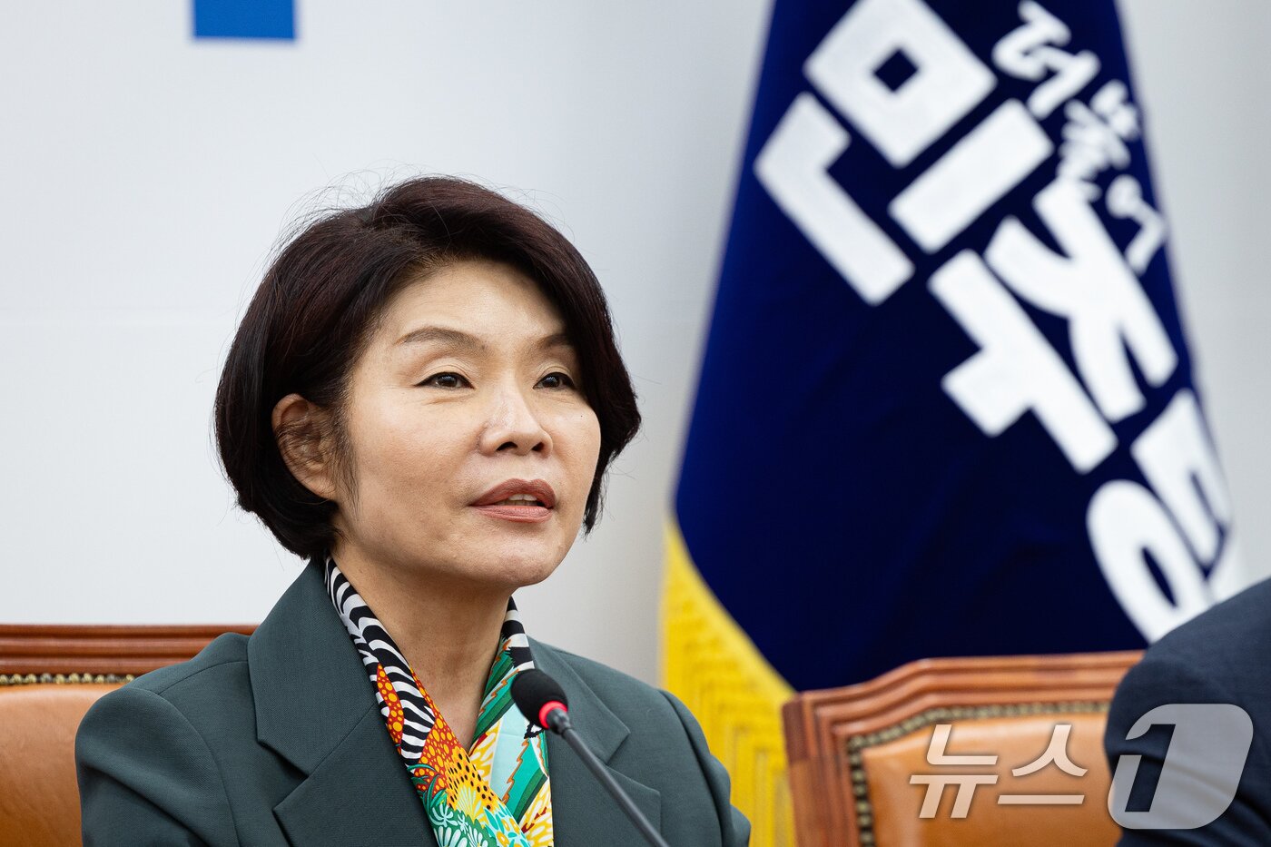 본문 이미지 - 한정애 더불어민주당 정책위의장이 28일 서울 여의도 국회에서 열린 원내대책회의에서 모두 발언을 하고 있다. 2026.4.28 ⓒ 뉴스1 유승관 기자