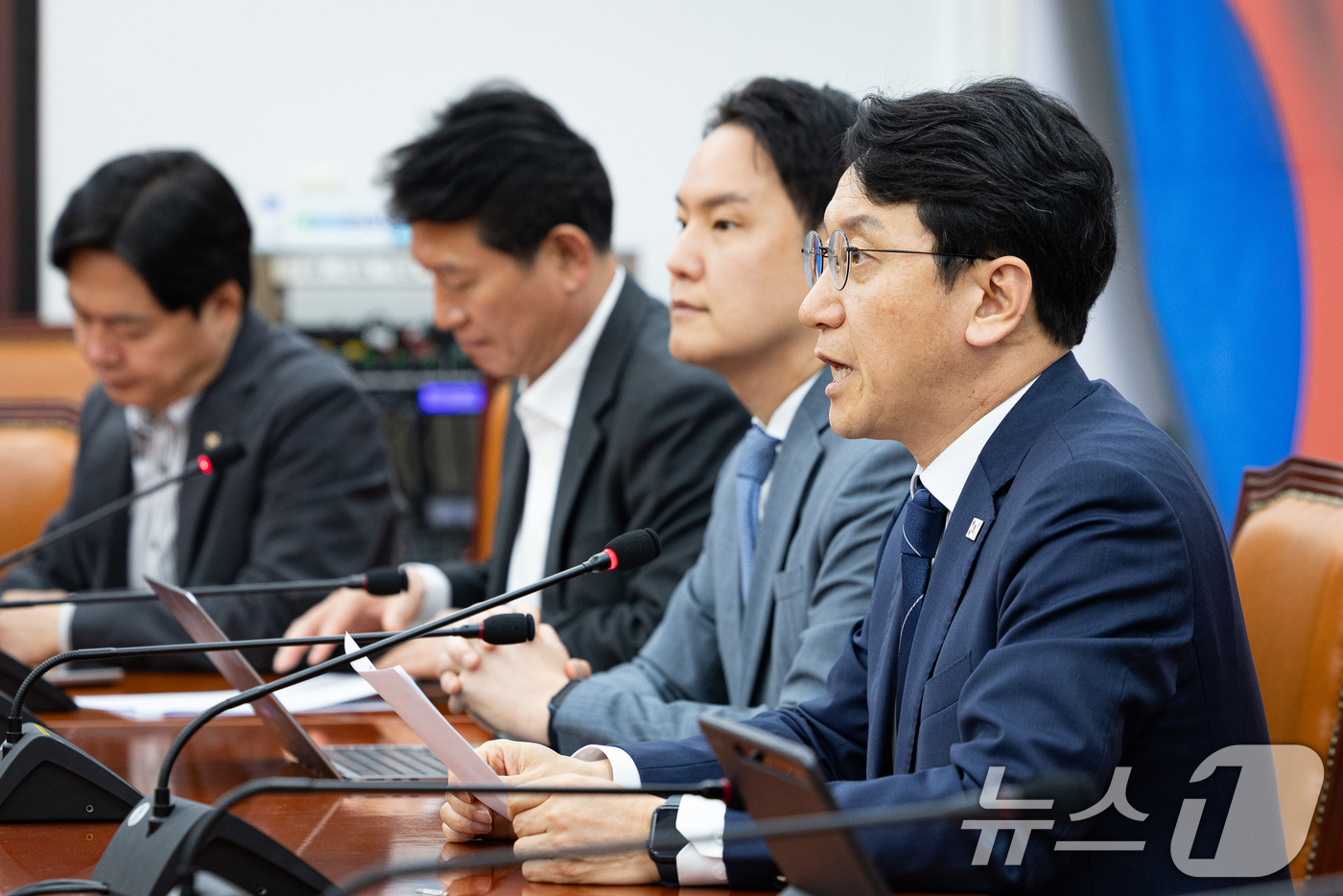 (서울=뉴스1) 유승관 기자 = 천준호 더불어민주당 원내대표 직무대행이 28일 서울 여의도 국회에서 열린 원내대책회의에서 모두 발언을 하고 있다. 2026.4.28/뉴스1