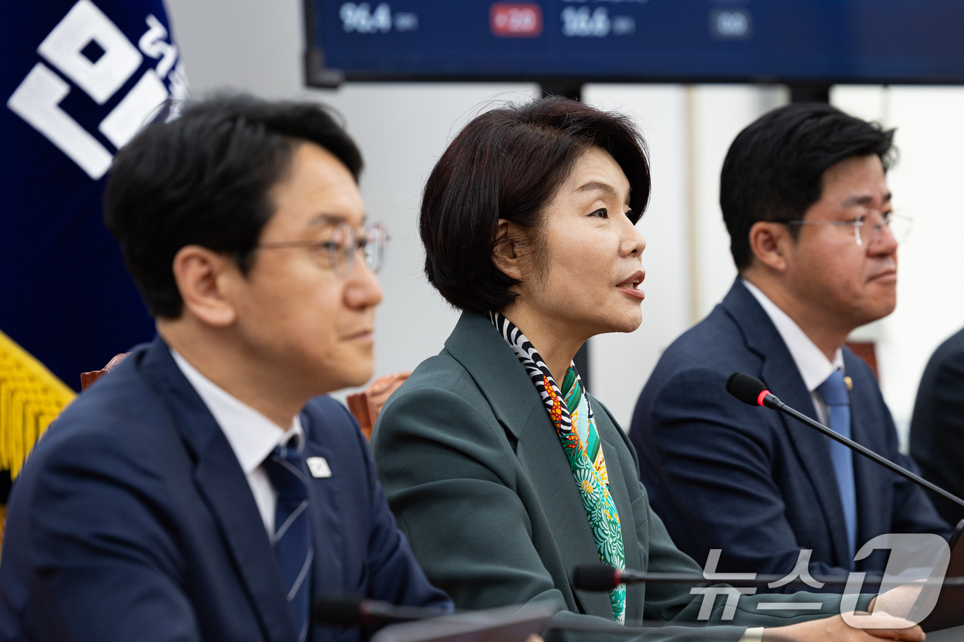(서울=뉴스1) 유승관 기자 = 한정애 더불어민주당 정책위의장이 28일 서울 여의도 국회에서 열린 원내대책회의에서 모두 발언을 하고 있다. 2026.4.28/뉴스1