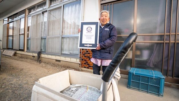 "지팡이 대신 손수레" 92세 日할머니, 세계 최고령 女신문배달원