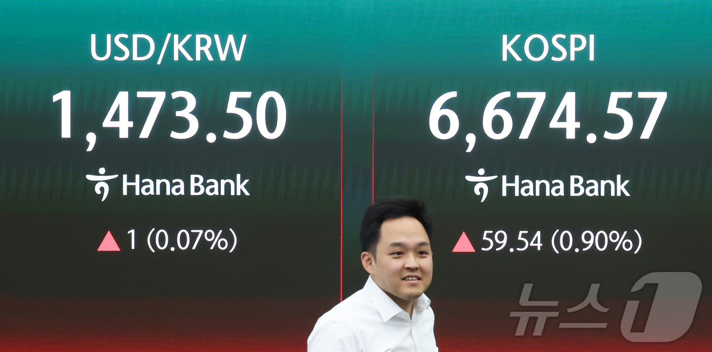 (서울=뉴스1) 이종수 인턴기자 = 코스피가 상승 출발하며 장중 최고치를 다시 경신한 28일 서울 하나은행 본점 딜링룸 전광판에 코스피 지수 등이 표시돼 있다. 2026.4.28/ …