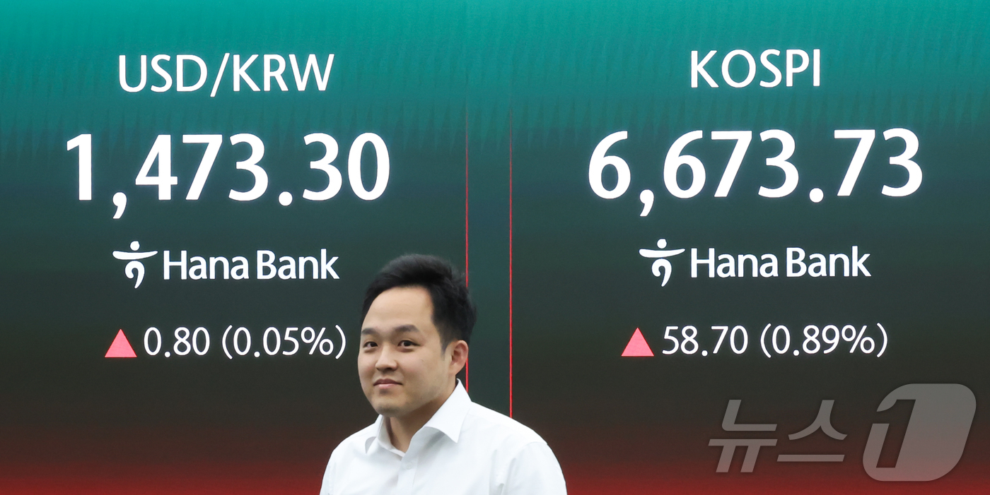(서울=뉴스1) 이종수 인턴기자 = 코스피가 상승 출발하며 장중 최고치를 다시 경신한 28일 서울 하나은행 본점 딜링룸 전광판에 코스피 지수 등이 표시돼 있다. 2026.4.28/ …