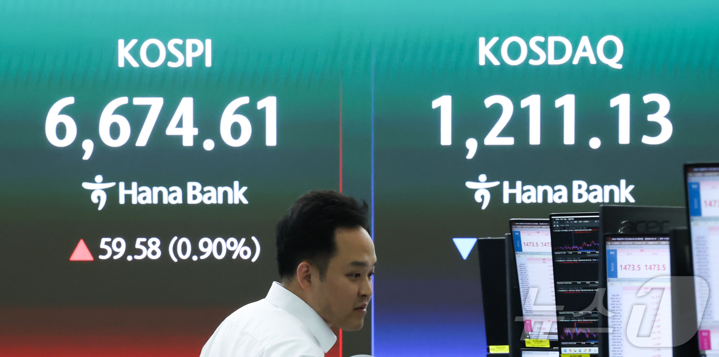(서울=뉴스1) 이종수 인턴기자 = 코스피가 상승 출발하며 장중 최고치를 다시 경신한 28일 서울 하나은행 본점 딜링룸 전광판에 코스피 지수 등이 표시돼 있다. 2026.4.28/ …
