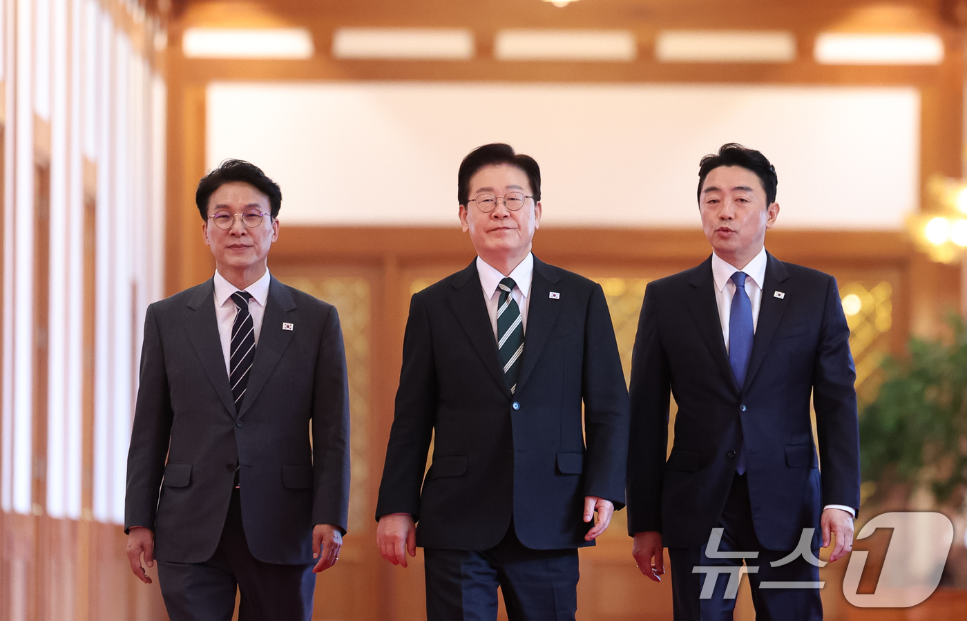 (서울=뉴스1) 허경 기자 = 이재명 대통령이 28일 청와대에서 열린 제18회 국무회의 겸 제6차 비상경제점검회의에 입장하고 있다. 2026.4.28/뉴스1