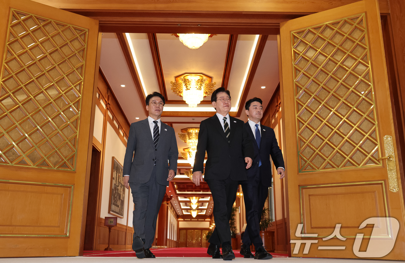 (서울=뉴스1) 허경 기자 = 이재명 대통령이 28일 청와대에서 열린 제18회 국무회의 겸 제6차 비상경제점검회의에 입장하고 있다. 2026.4.28/뉴스1