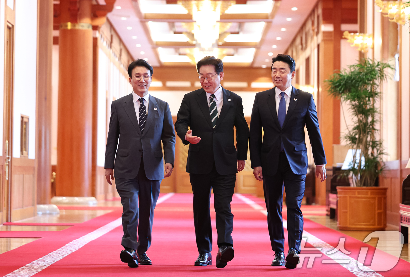 (서울=뉴스1) 허경 기자 = 이재명 대통령이 28일 청와대에서 열린 제18회 국무회의 겸 제6차 비상경제점검회의에 입장하고 있다. 2026.4.28/뉴스1