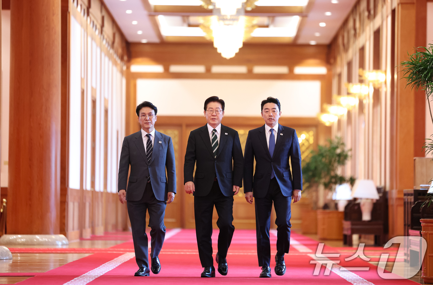 (서울=뉴스1) 허경 기자 = 이재명 대통령이 28일 청와대에서 열린 제18회 국무회의 겸 제6차 비상경제점검회의에 입장하고 있다. 2026.4.28/뉴스1