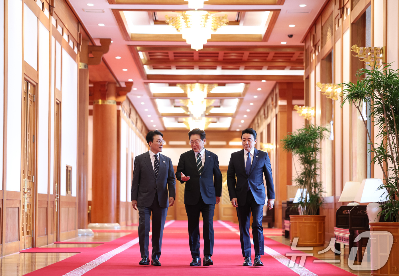 (서울=뉴스1) 허경 기자 = 이재명 대통령이 28일 청와대에서 열린 제18회 국무회의 겸 제6차 비상경제점검회의에 입장하고 있다. 2026.4.28/뉴스1