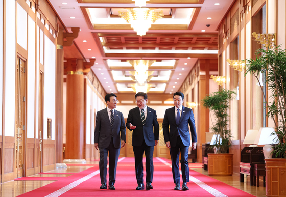 국무회의 입장하는 이재명 대통령