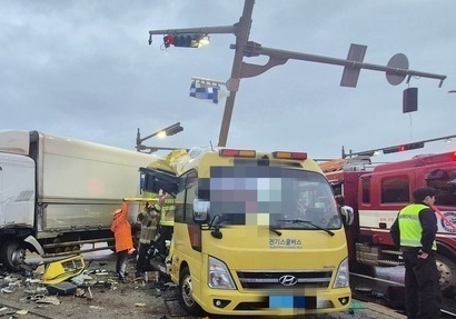 신호 위반해 초등학교 통학차량 '쾅'…13명 다치게 한 화물차 기사