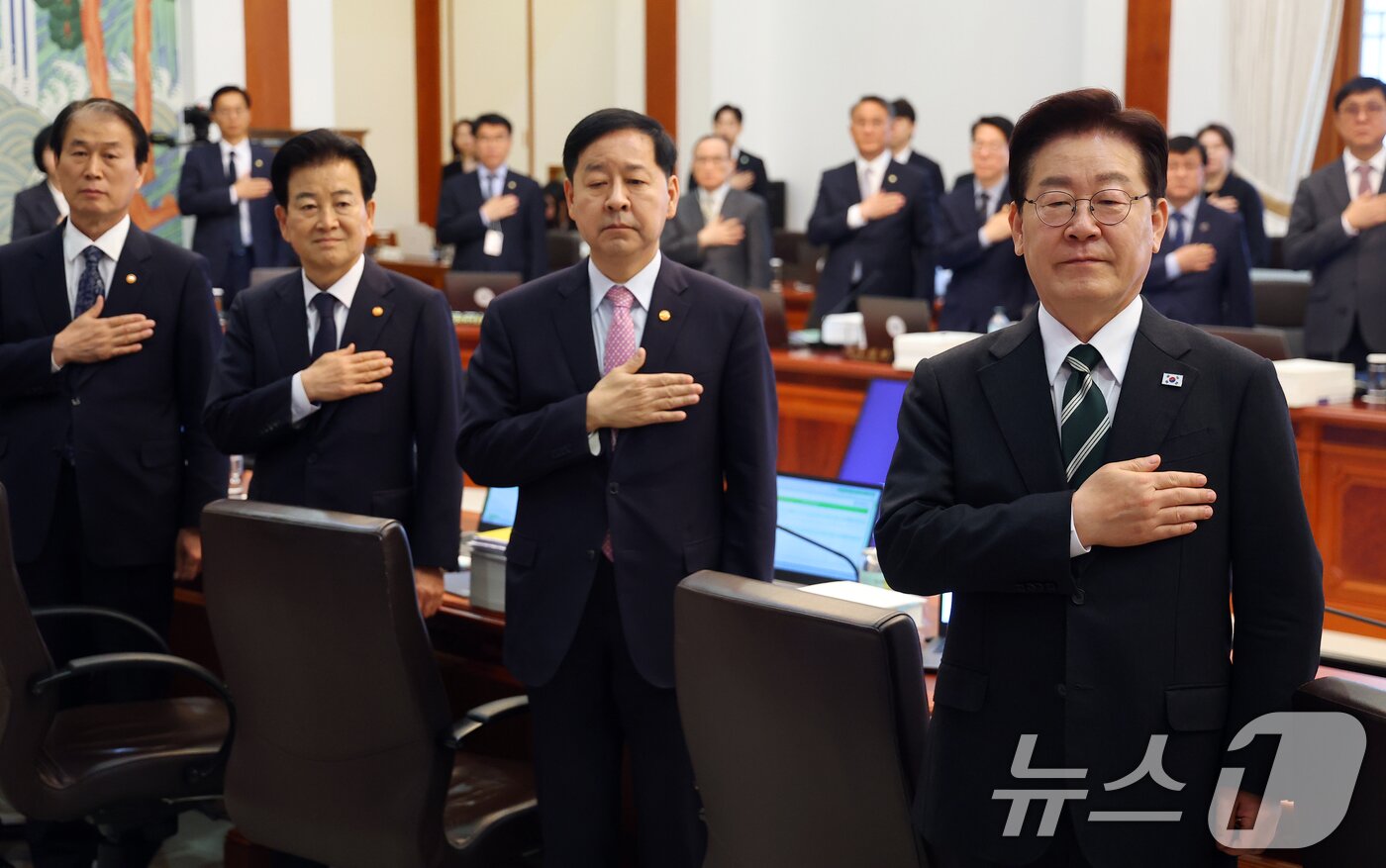 본문 이미지 - 이재명 대통령이 28일 청와대에서 열린 제18회 국무회의 겸 제6차 비상경제점검회의에서 국민의례를 하고 있다. 2026.4.28 ⓒ 뉴스1 허경 기자