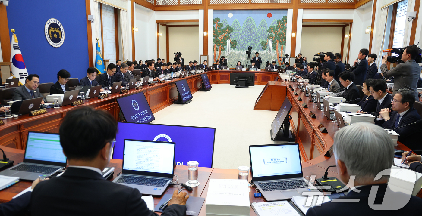 (서울=뉴스1) 허경 기자 = 이재명 대통령이 28일 청와대에서 열린 제18회 국무회의 겸 제6차 비상경제점검회의에서 발언을 하고 있다. 2026.4.28/뉴스1