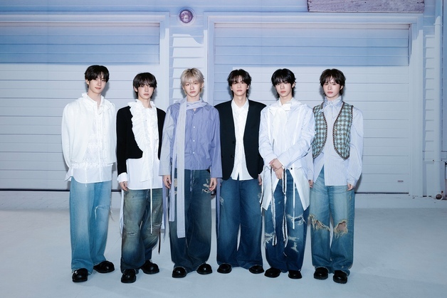 투어스, 신보 발매 첫날부터 음반 차트 1위…커리어하이 달성