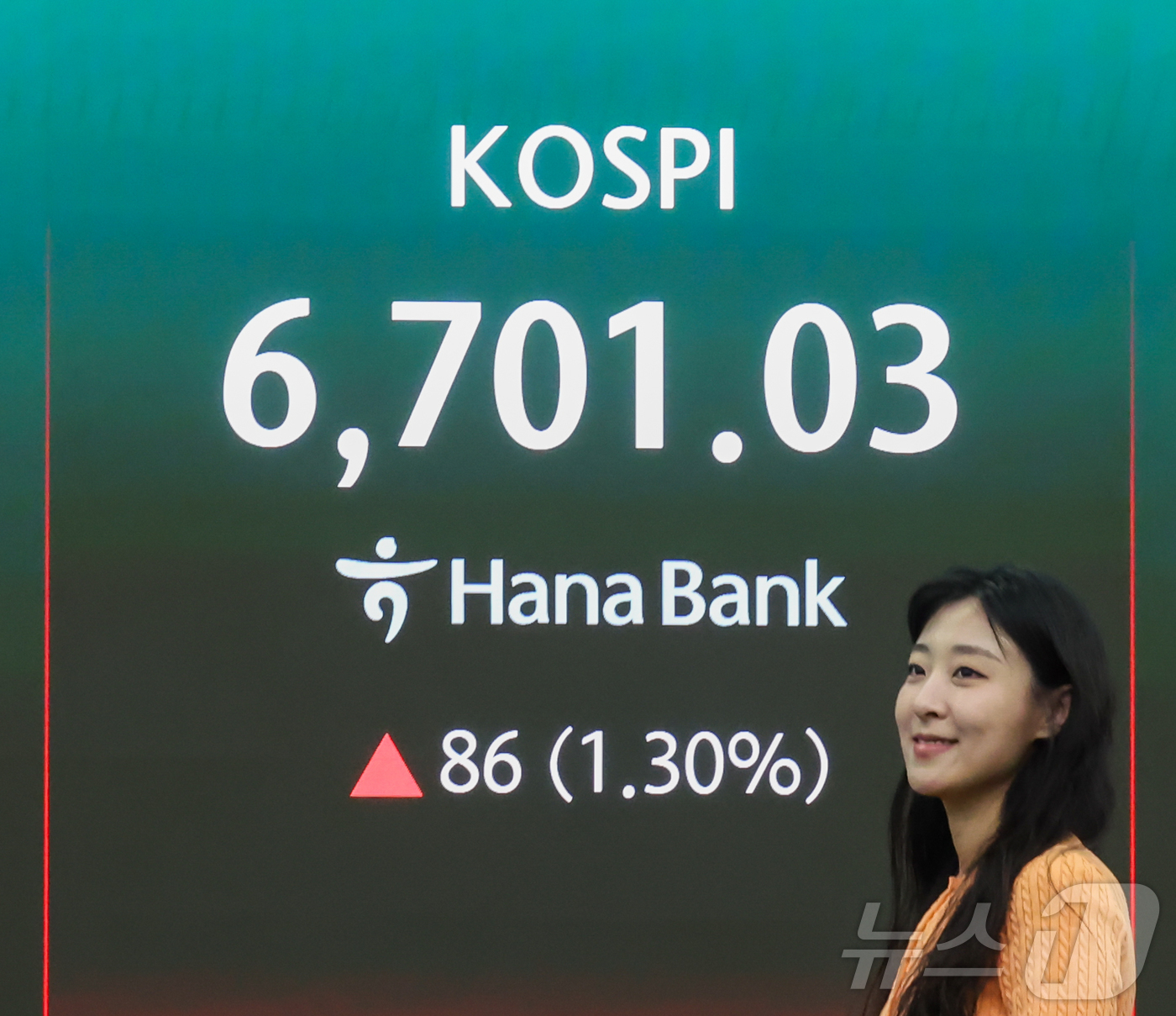 (서울=뉴스1) 이종수 인턴기자 = 코스피가 상승 출발하며 장중 최고치를 경신한 28일 서울 하나은행 본점 딜링룸 전광판에 코스피 지수가 표시되어 있다. 2026.4.28/뉴스1