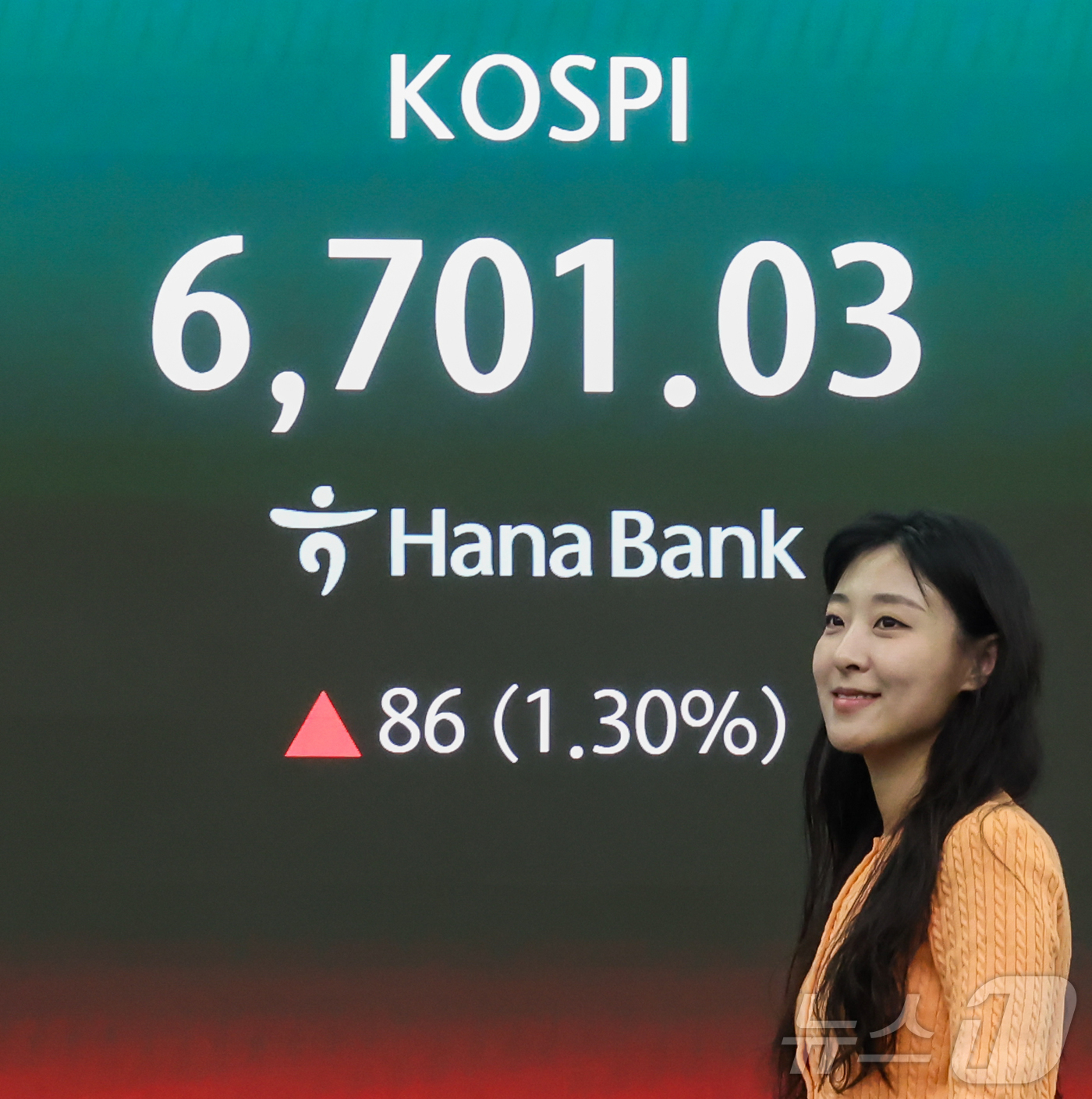 (서울=뉴스1) 이종수 인턴기자 = 코스피가 상승 출발하며 장중 최고치를 경신한 28일 서울 하나은행 본점 딜링룸 전광판에 코스피 지수가 표시되어 있다. 2026.4.28/뉴스1