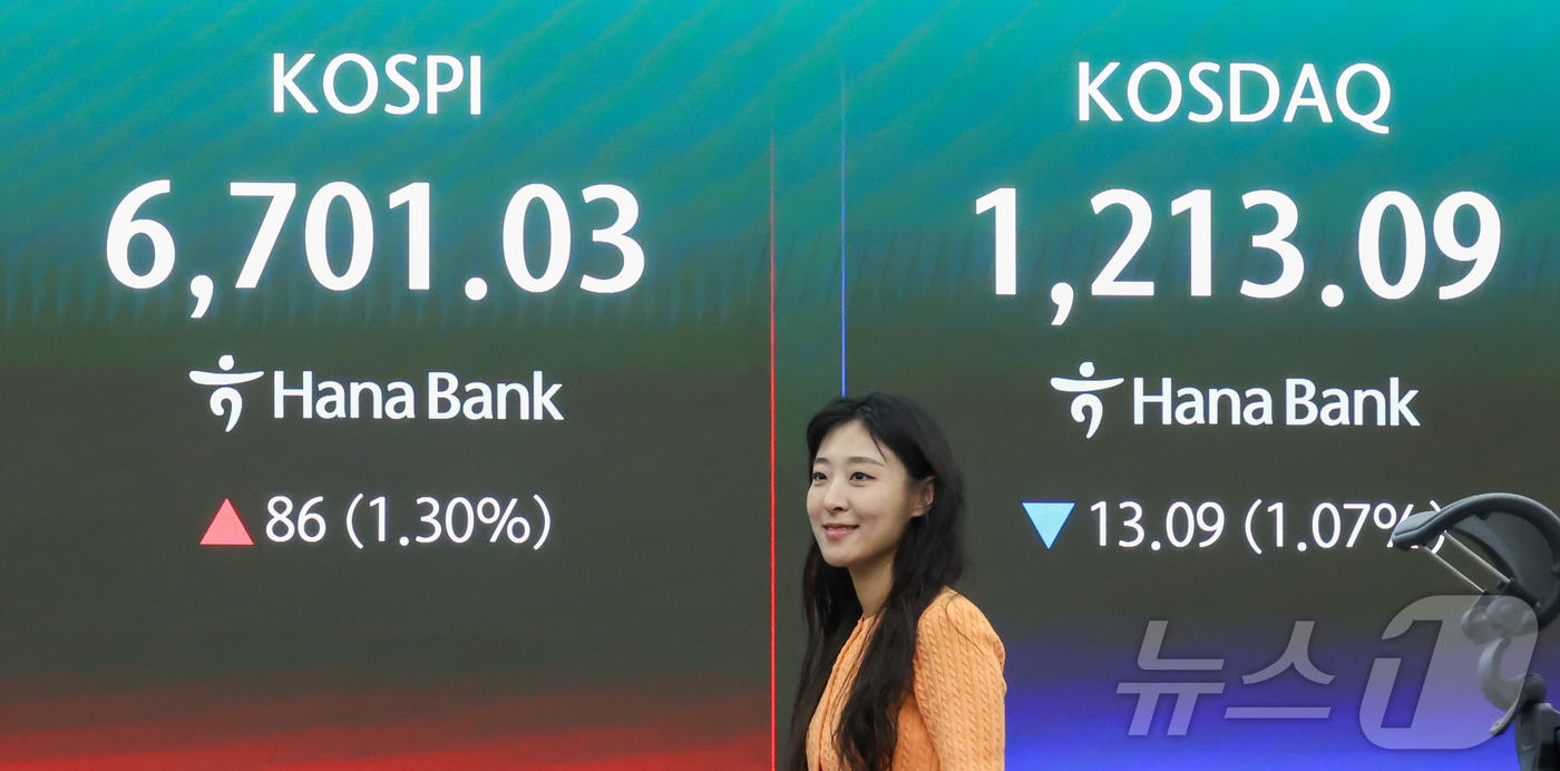 (서울=뉴스1) 이종수 인턴기자 = 코스피가 상승 출발하며 장중 최고치를 경신한 28일 서울 하나은행 본점 딜링룸 전광판에 코스피와 코스닥 지수가 표시되어 있다. 2026.4.28 …