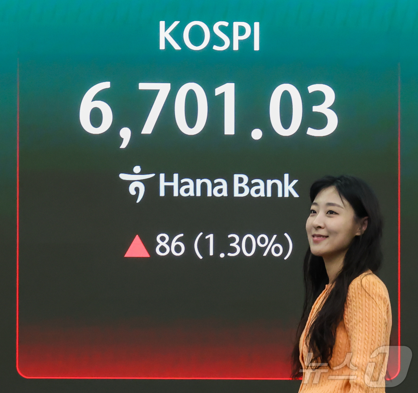 (서울=뉴스1) 이종수 인턴기자 = 코스피가 상승 출발하며 장중 최고치를 경신한 28일 서울 하나은행 본점 딜링룸 전광판에 코스피 지수가 표시되어 있다. 2026.4.28/뉴스1