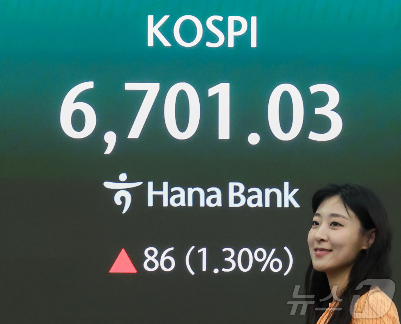 (서울=뉴스1) 이종수 인턴기자 = 코스피가 상승 출발하며 장중 최고치를 경신한 28일 서울 하나은행 본점 딜링룸 전광판에 코스피 지수가 표시되어 있다. 2026.4.28/뉴스1