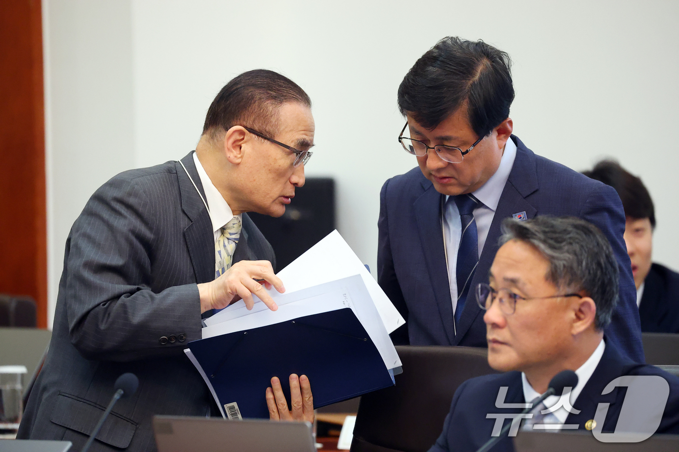(서울=뉴스1) 허경 기자 = 김성환 기후에너지환경부 장관(오른쪽)과 위성락 국가안보실장이 28일 청와대에서 열린 제18회 국무회의 겸 제6차 비상경제점검회의에서대화를 하고 있다. …