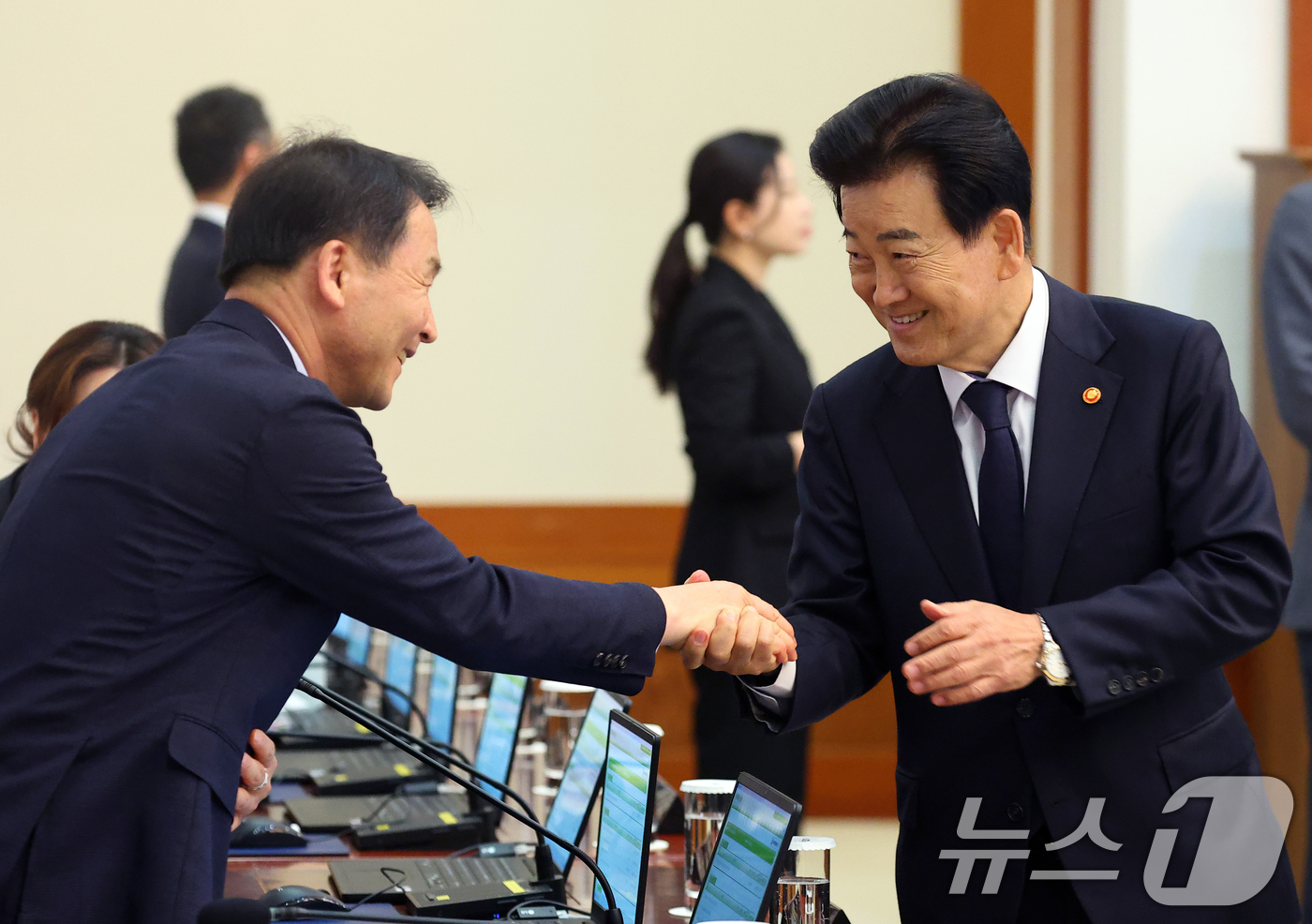 (서울=뉴스1) 허경 기자 = 정동영 통일부 장관과 김현종 국가안보실 제1차장이 28일 청와대에서 열린 제18회 국무회의 겸 제6차 비상경제점검회의에서 인사를 나누고 있다. 202 …