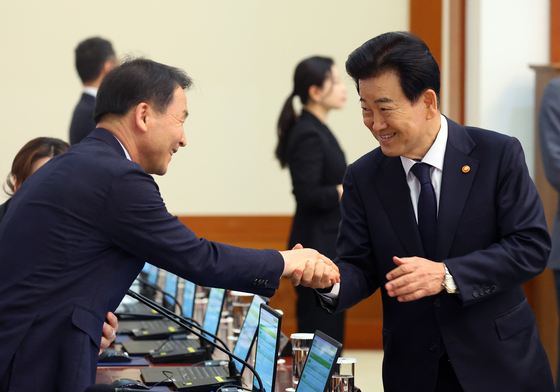 인사 나누는 정동영 장관·김현종 차장