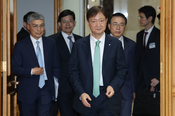 업무협약식 참석하는 이찬진 금감원장