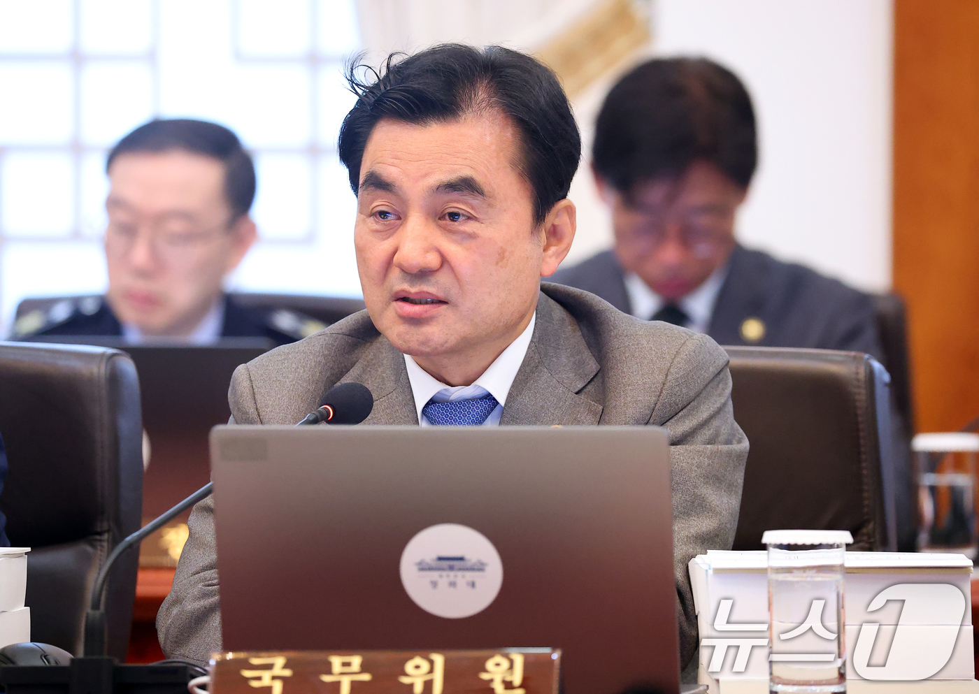 (서울=뉴스1) 허경 기자 = 안규백 국방부 장관이 28일 청와대에서 열린 제18회 국무회의 겸 제6차 비상경제점검회의에서 이재명 대통령 질문에 답변하고 있다. 2026.4.28/ …