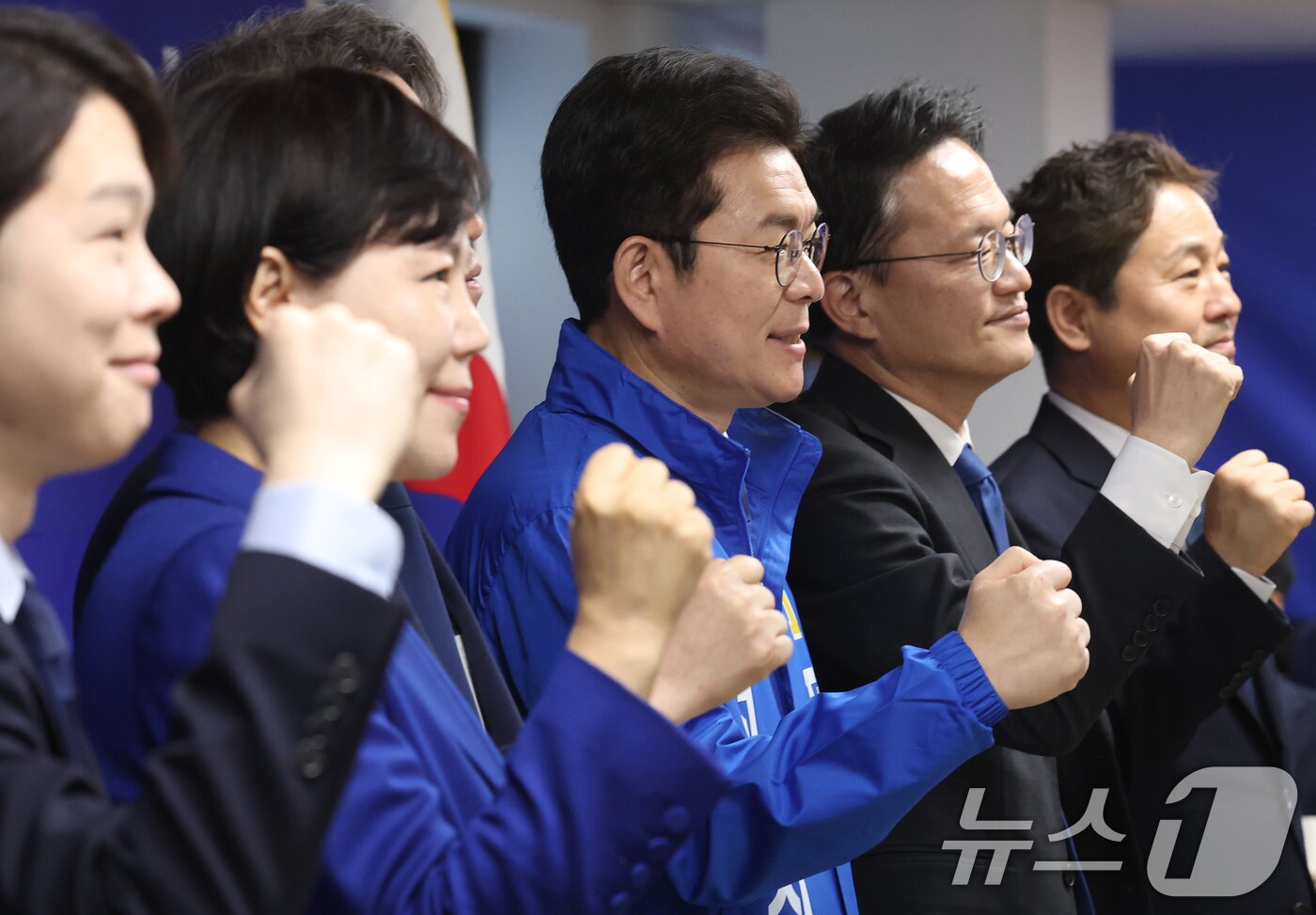 본문 이미지 - 정원오 더불어민주당 서울시장 후보가 28일 서울 중구 선거대책위원회 사무실에서 열린 공개 선거대책위원회 회의에서 상임선대위원장들과 함께 지방선거 승리 구호를 외치고 있다. 2026.4.28 ⓒ 뉴스1 오대일 기자