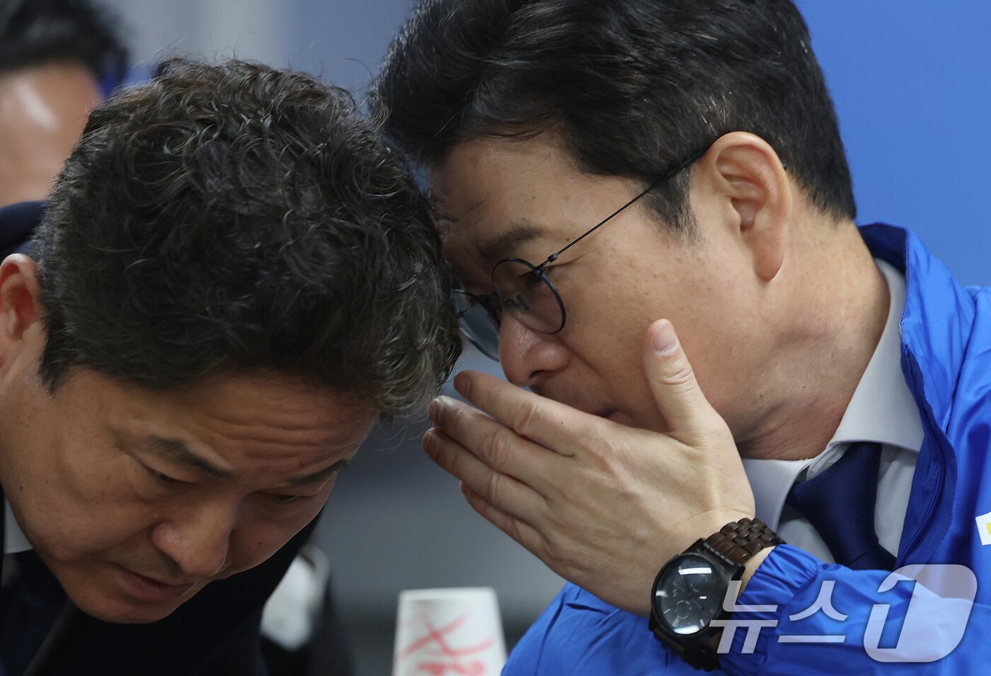 본문 이미지 - 정원오 더불어민주당 서울시장 후보가 28일 서울 중구 선거대책위원회 사무실에서 열린 공개 선거대책위원회 회의 도중 김영배 상임선대위원장과 귀엣말을 나누고 있다. 2026.4.28 ⓒ 뉴스1 오대일 기자