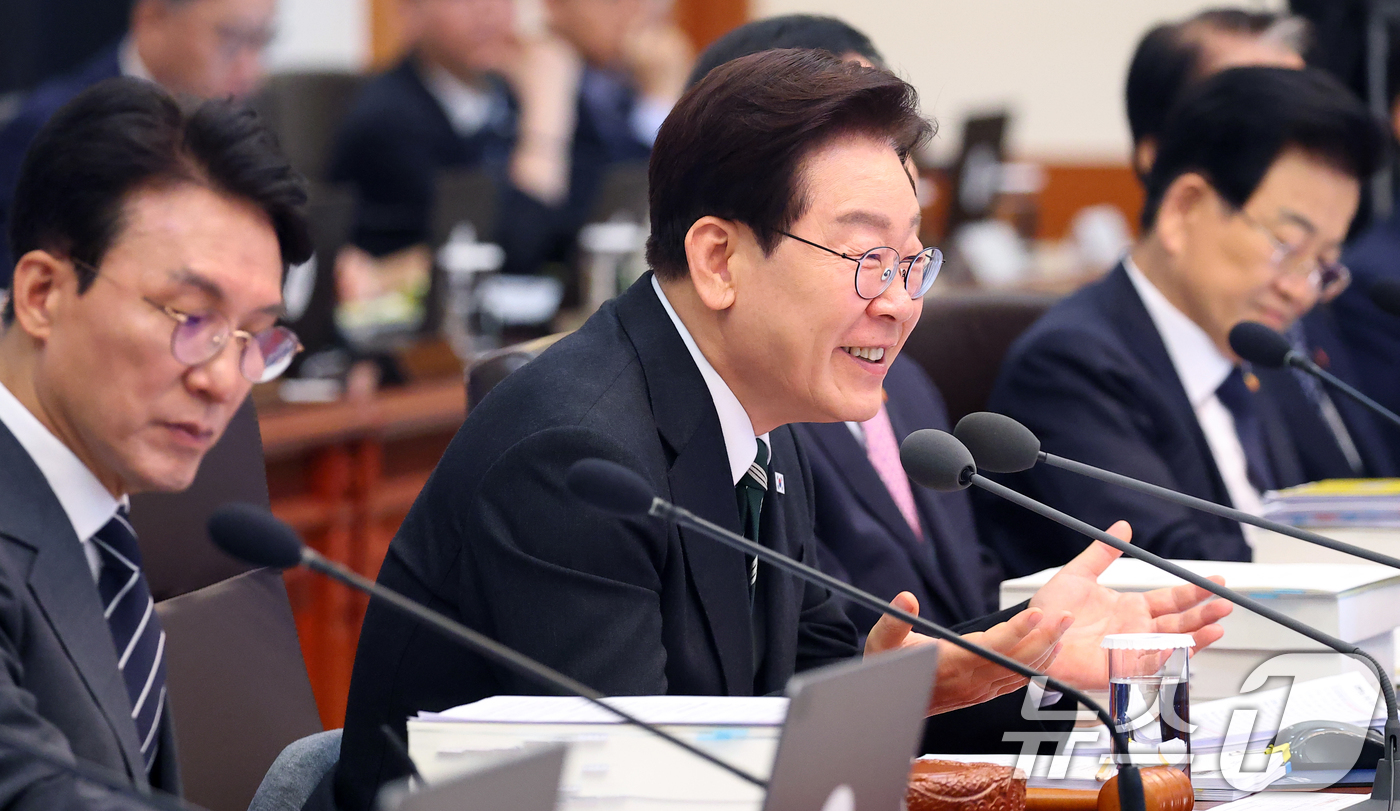 (서울=뉴스1) 허경 기자 = 이재명 대통령이 28일 청와대에서 열린 제18회 국무회의 겸 제6차 비상경제점검회의에서 발언을 하고 있다. 2026.4.28/뉴스1