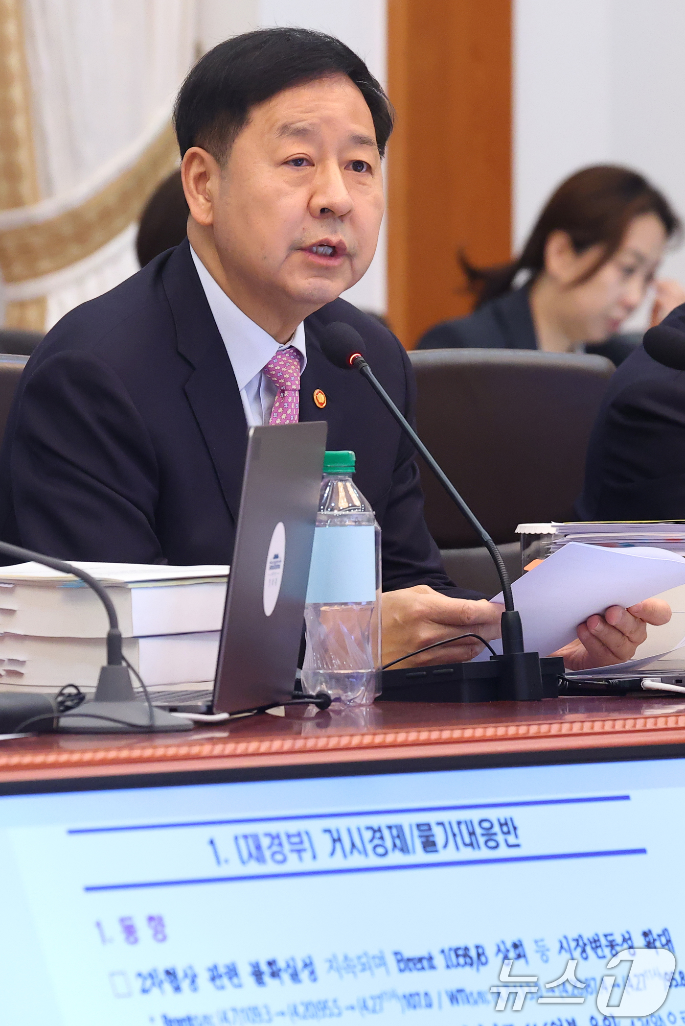 (서울=뉴스1) 허경 기자 = 구윤철 부총리 겸 재정경제부 장관이 28일 청와대에서 열린 제18회 국무회의 겸 제6차 비상경제점검회의에서 중동전쟁 관련 비상국정운영 및 대응현황을 …