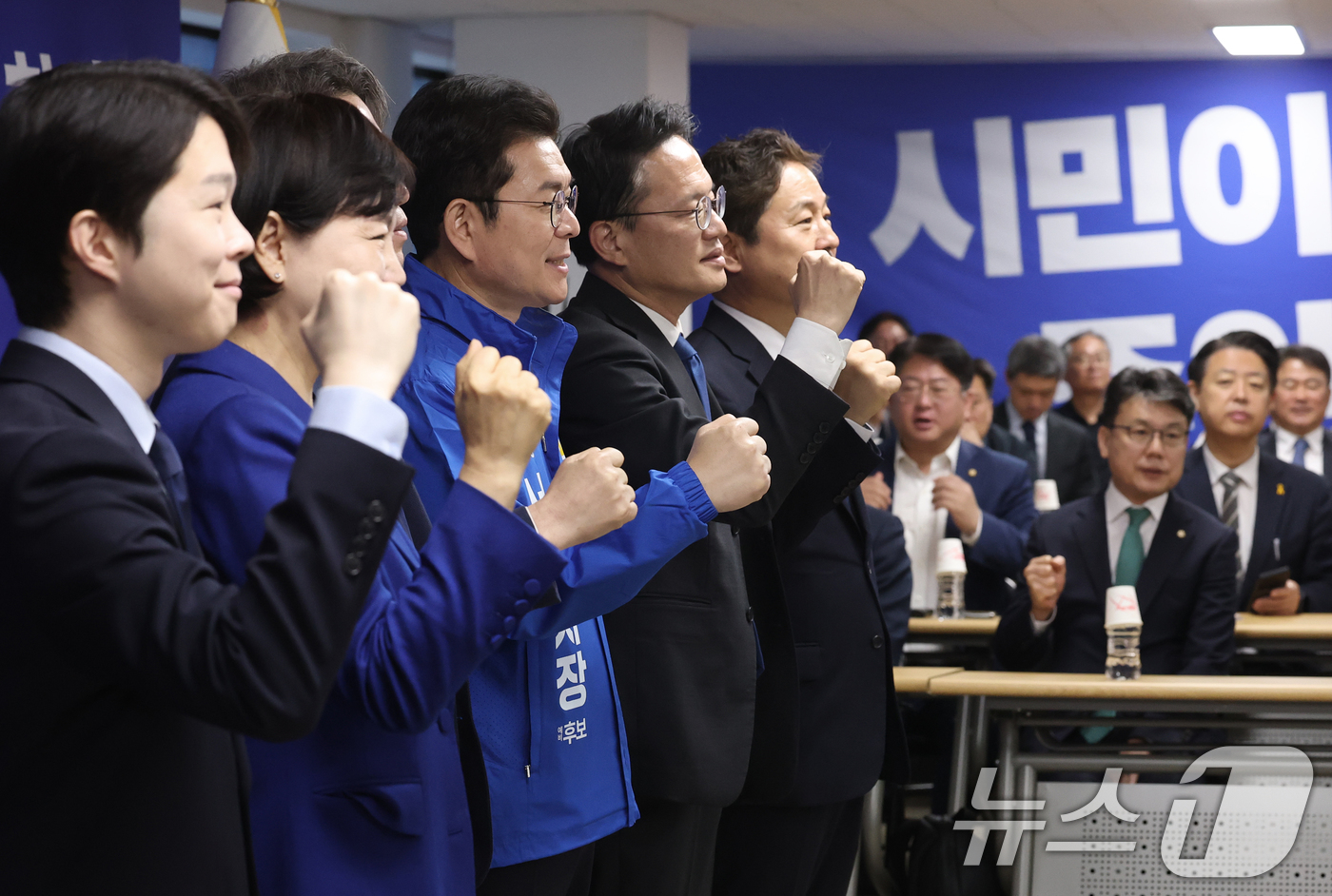 (서울=뉴스1) 오대일 기자 = 정원오 더불어민주당 서울시장 후보가 28일 서울 중구 선거대책위원회 사무실에서 열린 공개 선거대책위원회 회의에서 상임선대위원장들과 함께 지방선거 승 …