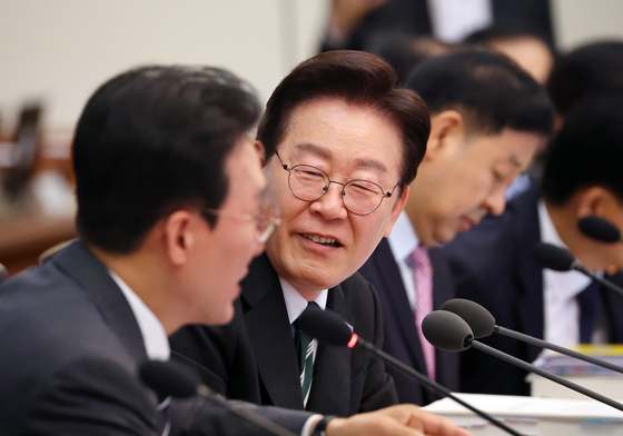 김민석 총리와 대화하는 이재명 대통령