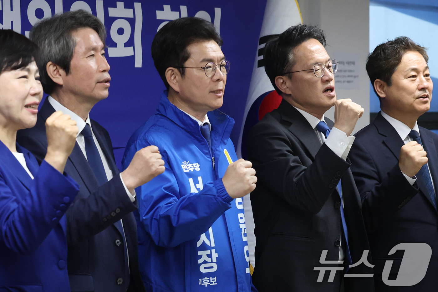 (서울=뉴스1) 오대일 기자 = 정원오 더불어민주당 서울시장 후보가 28일 서울 중구 선거대책위원회 사무실에서 열린 공개 선거대책위원회 회의에서 상임선대위원장들과 함께 지방선거 승 …