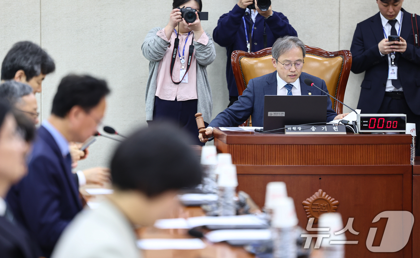 (서울=뉴스1) 김도우 기자 = 송기헌 국회 정치개혁특별위원장이 28일 서울 여의도 국회에서 열린 제434회 국회(임시회) 정치개혁특별위원회 제7차 전체회의에서 의사봉을 두드리고 …