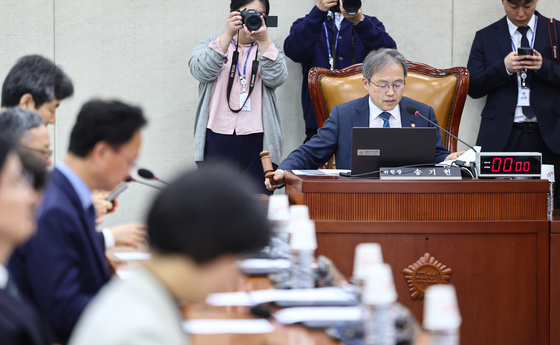 의사봉 두드리는 송기헌 위원장