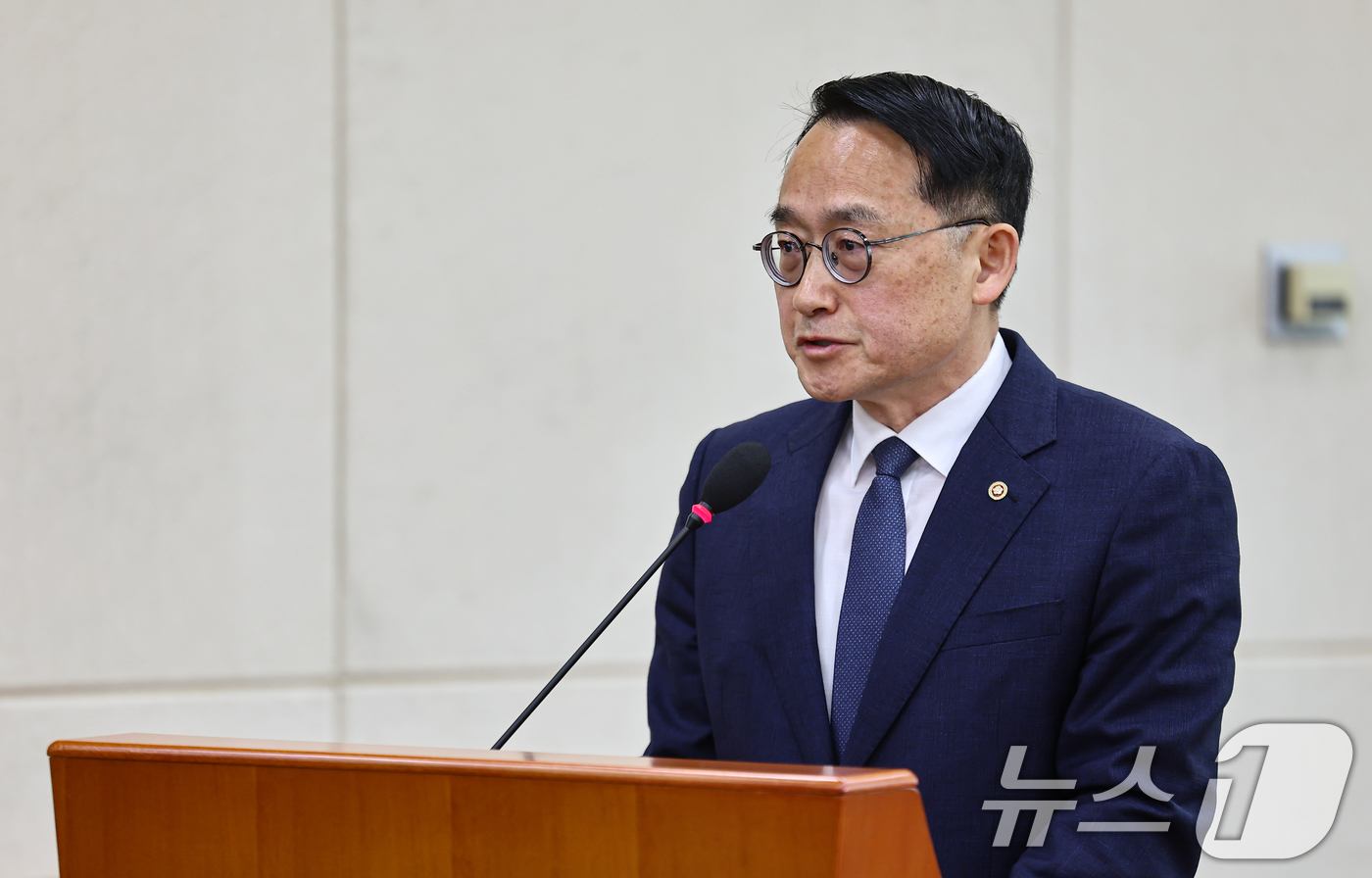 (서울=뉴스1) 김도우 기자 = 허철훈 중앙선거관리위원회 사무총장이 28일 서울 여의도 국회에서 열린 제434회 국회(임시회) 정치개혁특별위원회 제7차 전체회의에서 법안 의결 인사 …