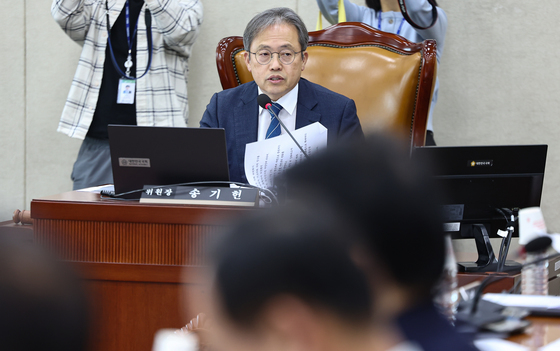 회의 주재하는 송기헌 위원장