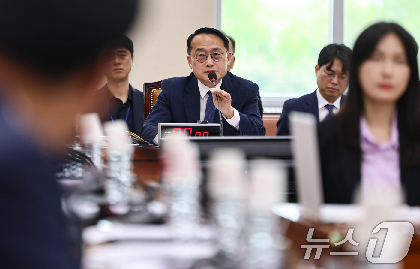 (서울=뉴스1) 김도우 기자 = 허철훈 중앙선거관리위원회 사무총장이 28일 서울 여의도 국회에서 열린 제434회 국회(임시회) 정치개혁특별위원회 제7차 전체회의에서 의원 질의에 답 …